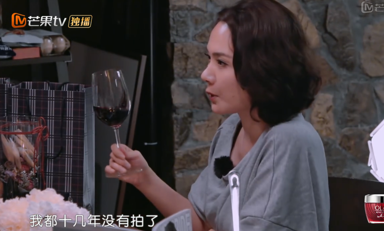 程(cheng)莉莎自曝10年(nian)沒戲拍，但卻拿(ná)3萬多(duo)的(de)包上節(jie)目(mu)，因郭曉冬太寵溺
