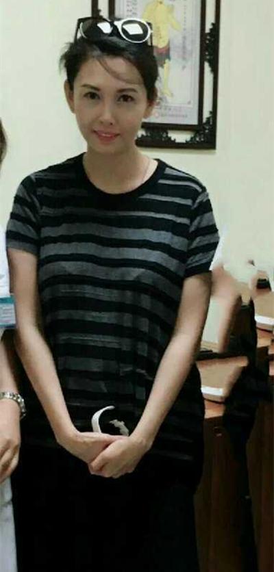 50歲邱淑貞醫(yī)院看病被網友偶遇，臉蛋依然女神，身材(cai)卻不忍直視