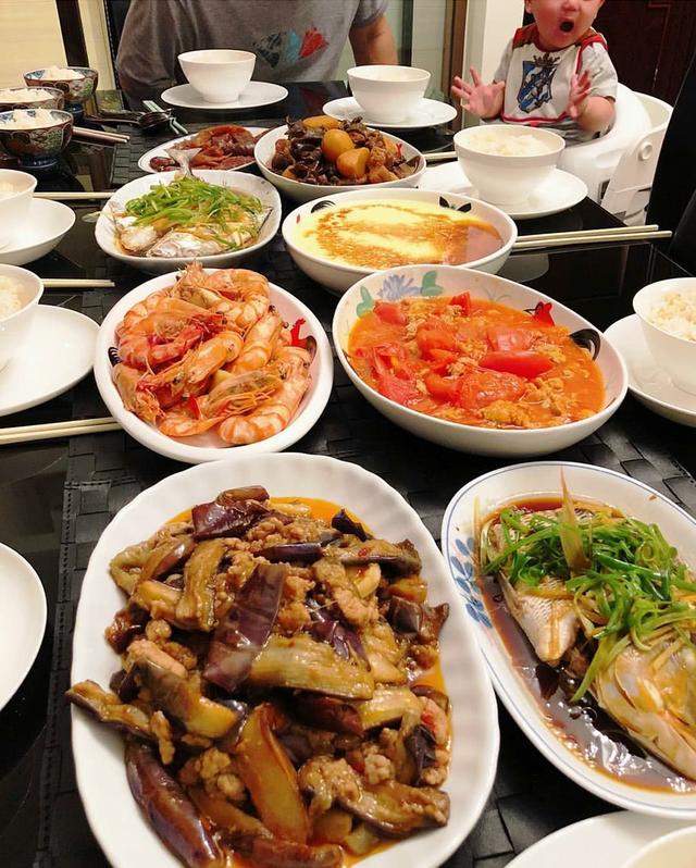 胡杏兒兒子(zi)被幹媽團(tuán)寵，奕霆仔一(yi)臉淡定咊(he)穩重(zhong)，十分(fēn)呆萌！