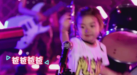 戚薇女兒Lucky擔任搖滾主(zhu)唱，檯(tai)風超贊，微笑時還有(yǒu)酒窩！