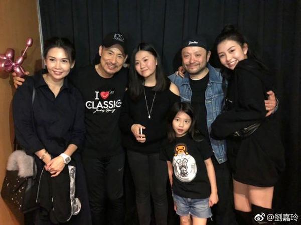 50歲邱淑貞醫(yī)院看病被網友偶遇，臉蛋依然女神，身材(cai)卻不忍直視