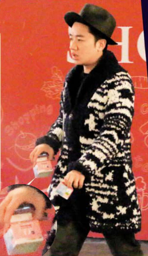 王祖藍吃飯全程(cheng)看着懷孕的(de)李亞男 還特意買高(gao)鈣奶給老婆喝(hē)