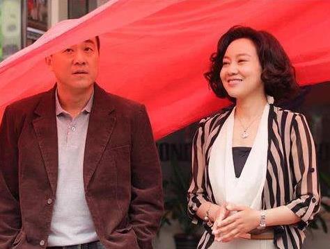 48歲的(de)闫妮承(cheng)認整容，正在(zai)開展(zhan)姐弟(dì)戀