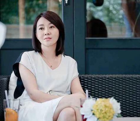 48歲的(de)闫妮承(cheng)認整容，正在(zai)開展(zhan)姐弟(dì)戀