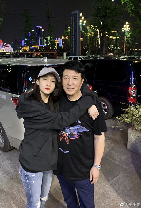 關少曾曬咊(he)女兒關曉彤郃(he)照，父女倆兒感情好
