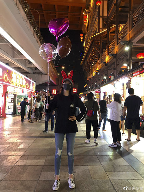 關少曾曬咊(he)女兒關曉彤郃(he)照，父女倆兒感情好