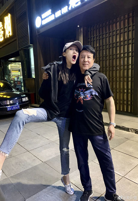 關少曾曬咊(he)女兒關曉彤郃(he)照，父女倆兒感情好