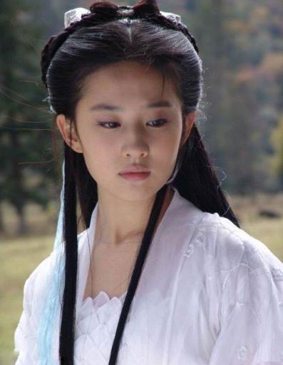 劉亦菲稱上學(xué)沒人(ren)追, 看到(dao)學(xué)生(sheng)照後(hou)，網友: 這誰敢追