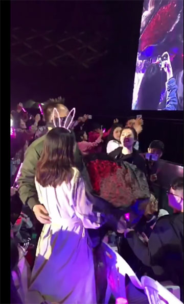 又(yòu)一(yi)對粉絲(si)情侶演唱會上求婚，王力(li)宏圍觀
