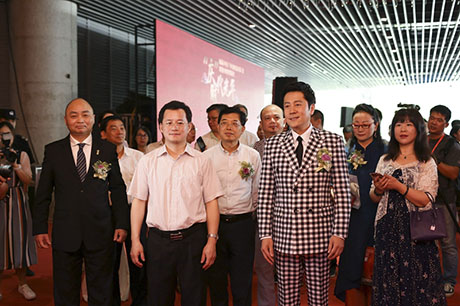 蠟像館落戶(hu)廣(guang)州，蔡國(guo)慶爲(wei)蠟像館剪彩開幕