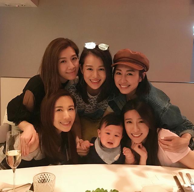 胡杏兒兒子(zi)被幹媽團(tuán)寵，奕霆仔一(yi)臉淡定咊(he)穩重(zhong)，十分(fēn)呆萌！