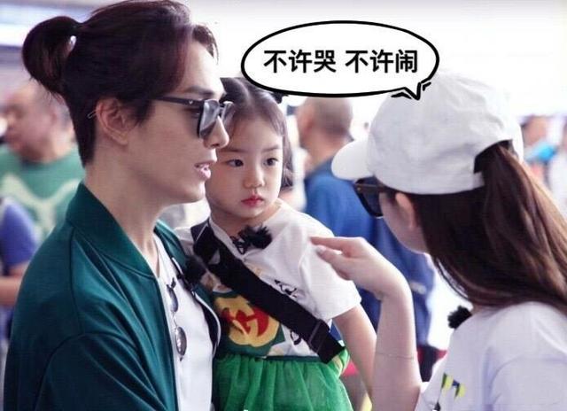 戚薇女兒Lucky擔任搖滾主(zhu)唱，檯(tai)風超贊，微笑時還有(yǒu)酒窩！