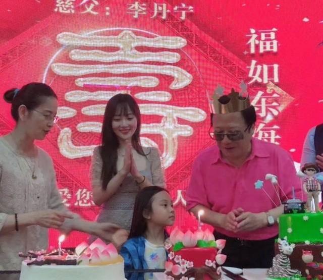 李小(xiǎo)璐母女給爸爸慶生(sheng)，甜馨大(da)長(zhang)腿搶鏡，目(mu)光緊盯蛋糕！