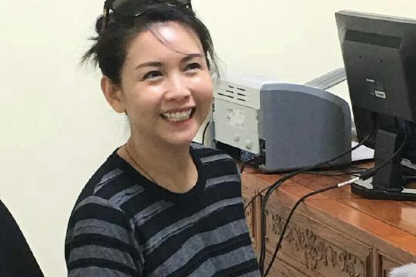 50歲邱淑貞醫(yī)院看病被網友偶遇，臉蛋依然女神，身材(cai)卻不忍直視