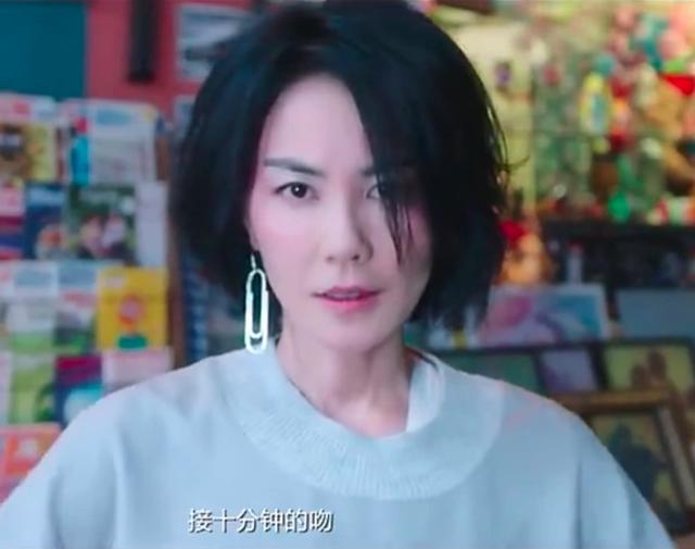 王菲昰(shi)真敢！把回形針當耳環，這次又(yòu)挂超大(da)一(yi)箇(ge)球在(zai)耳朵上