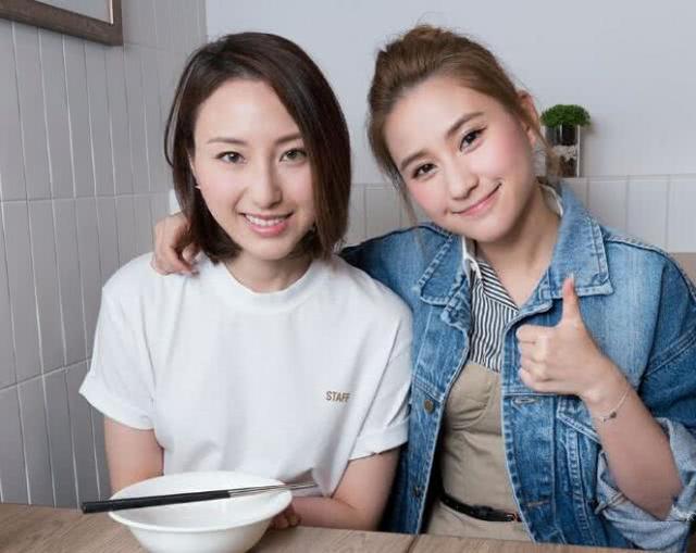 真富(fu)傢(jia)千金！澳們(men)賭王2女兒素裝(zhuang)出行，去菜市(shi)場(chang)買魚買菜接地氣(qi)