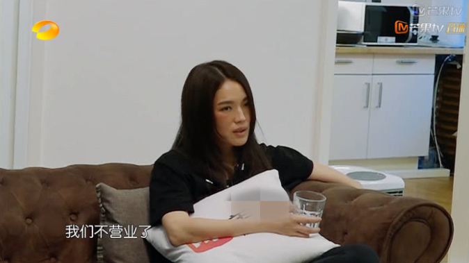 42歲舒淇因過(guo)敏不能(néng)化妝，素顔出鏡錄製(zhi)節(jie)目(mu)，無意暴露真實顔值