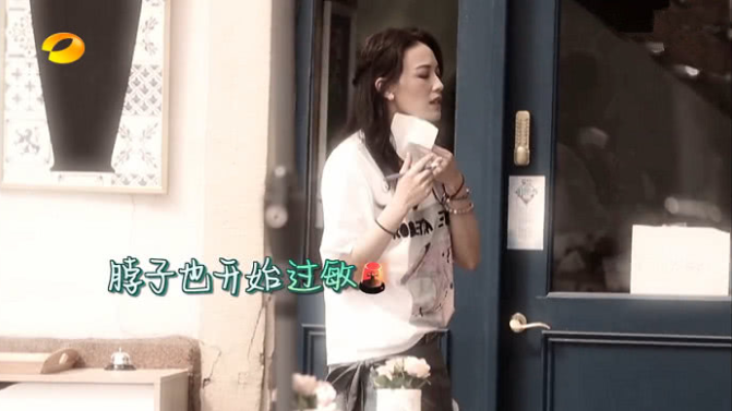 42歲舒淇因過(guo)敏不能(néng)化妝，素顔出鏡錄製(zhi)節(jie)目(mu)，無意暴露真實顔值