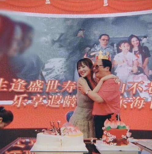 李小(xiǎo)璐母女給爸爸慶生(sheng)，甜馨大(da)長(zhang)腿搶鏡，目(mu)光緊盯蛋糕！