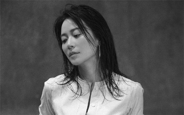 别再提“少女感”了(le)，像劉嘉玲一(yi)樣坦然的(de)面對老去不好嗎？