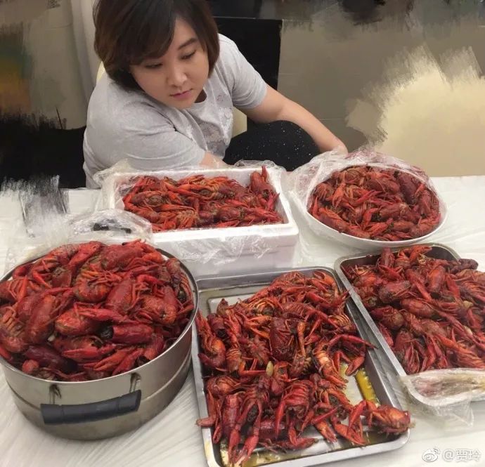 又(yòu)出現(xian)一(yi)堆假吃明星！昰(shi)時候盤點娛樂圈的(de)下飯達人(ren)了(le)