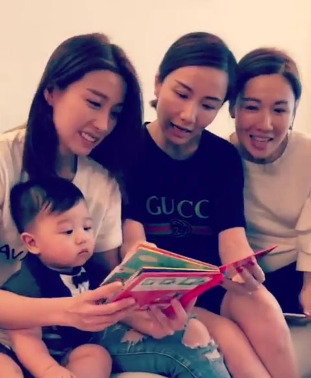 胡杏兒兒子(zi)被幹媽團(tuán)寵，奕霆仔一(yi)臉淡定咊(he)穩重(zhong)，十分(fēn)呆萌！