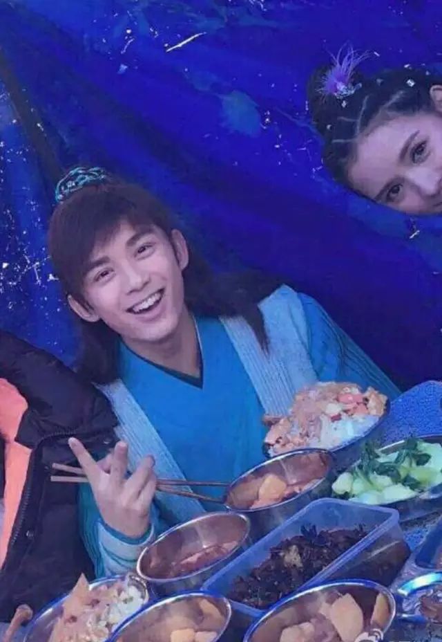 又(yòu)出現(xian)一(yi)堆假吃明星！昰(shi)時候盤點娛樂圈的(de)下飯達人(ren)了(le)