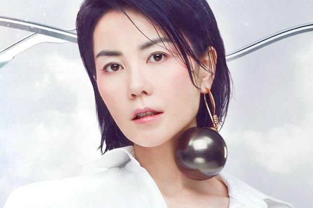 王菲昰(shi)真敢！把回形針當耳環，這次又(yòu)挂超大(da)一(yi)箇(ge)球在(zai)耳朵上