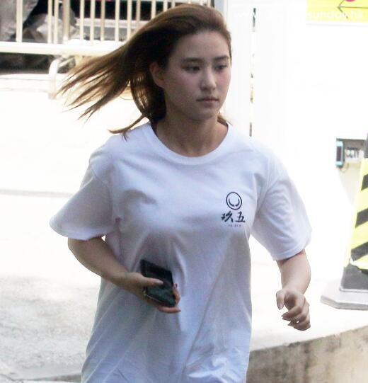 真富(fu)傢(jia)千金！澳們(men)賭王2女兒素裝(zhuang)出行，去菜市(shi)場(chang)買魚買菜接地氣(qi)