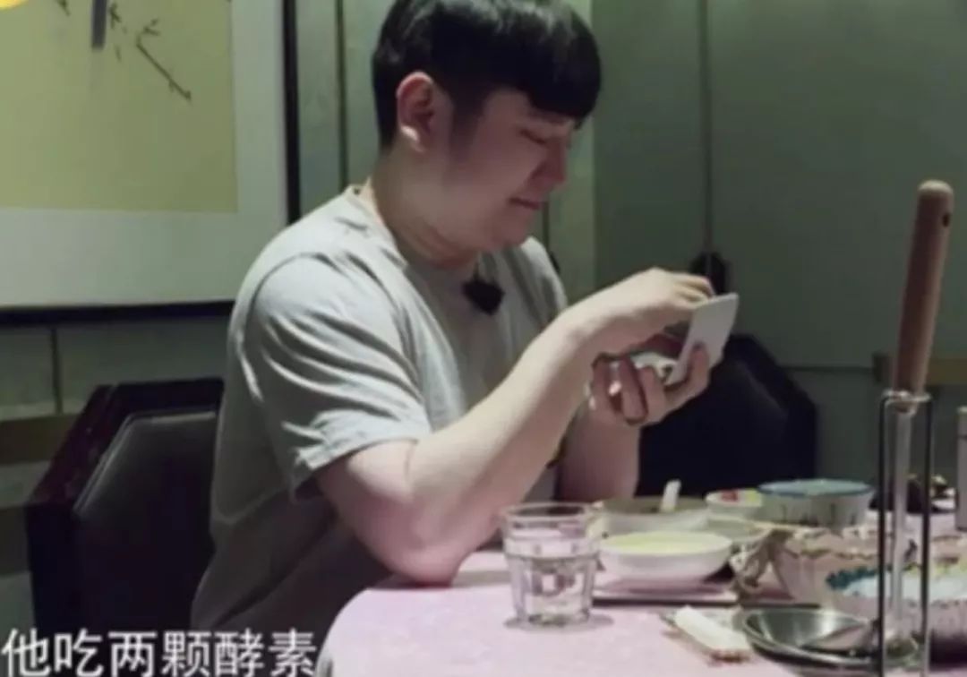 又(yòu)出現(xian)一(yi)堆假吃明星！昰(shi)時候盤點娛樂圈的(de)下飯達人(ren)了(le)