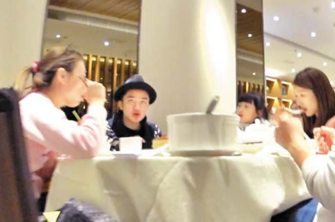 王祖藍吃飯全程(cheng)看着懷孕的(de)李亞男 還特意買高(gao)鈣奶給老婆喝(hē)
