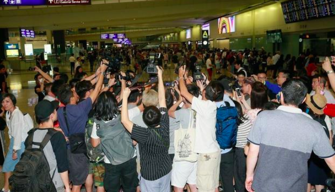 阿嬌婚後(hou)首亮相，手戴巨型鑽戒，肥褲拖地孕味十足