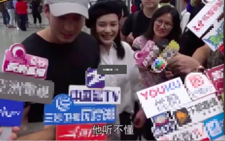 阿嬌婚後(hou)首亮相，手戴巨型鑽戒，肥褲拖地孕味十足
