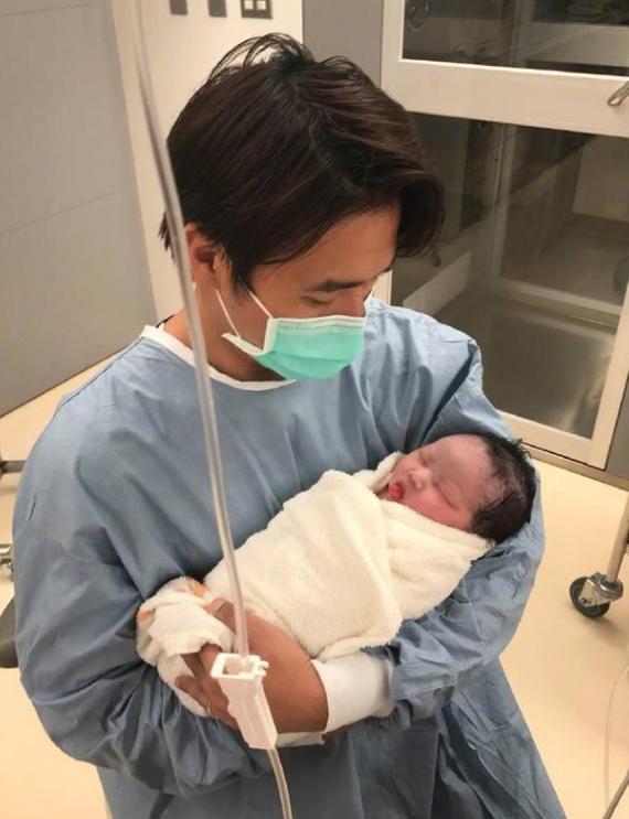 39歲歐弟(dì)深夜二胎得女，産(chan)後(hou)媳婦素顔超美，剛出生(sheng)女兒正面曝光