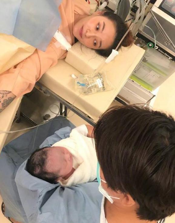 39歲歐弟(dì)深夜二胎得女，産(chan)後(hou)媳婦素顔超美，剛出生(sheng)女兒正面曝光