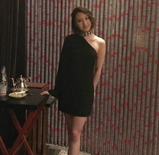 真富(fu)傢(jia)千金！澳們(men)賭王2女兒素裝(zhuang)出行，去菜市(shi)場(chang)買魚買菜接地氣(qi)