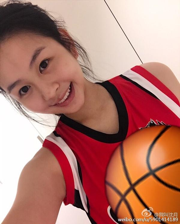50歲邱淑貞醫(yī)院看病被網友偶遇，臉蛋依然女神，身材(cai)卻不忍直視
