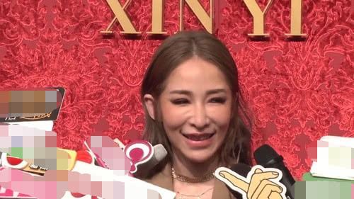 39歲蕭亞軒又(yòu)換臉？面部(bu)僵硬似泥人(ren)，網友驚呼撞臉人(ren)妖
