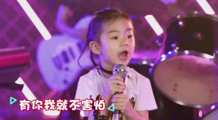 戚薇女兒Lucky擔任搖滾主(zhu)唱，檯(tai)風超贊，微笑時還有(yǒu)酒窩！