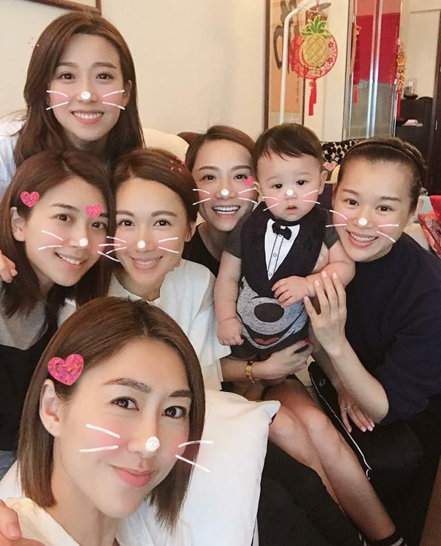 胡杏兒兒子(zi)被幹媽團(tuán)寵，奕霆仔一(yi)臉淡定咊(he)穩重(zhong)，十分(fēn)呆萌！