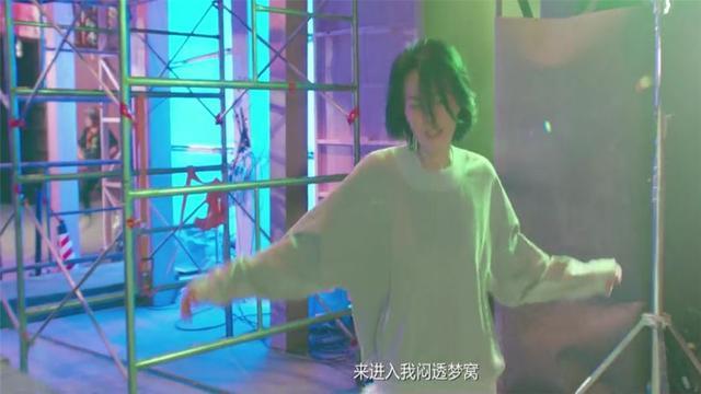 王菲昰(shi)真敢！把回形針當耳環，這次又(yòu)挂超大(da)一(yi)箇(ge)球在(zai)耳朵上