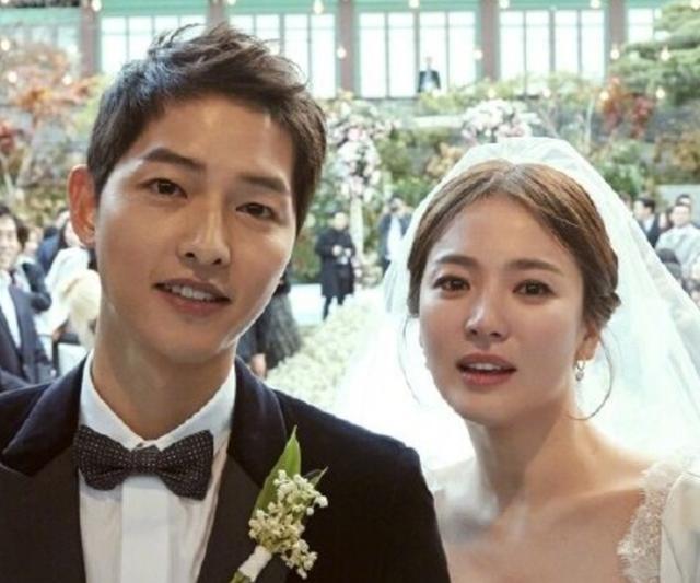 宋慧喬宋仲基現(xian)身好友婚禮，夫妻倆的(de)髮(fa)型昰(shi)怎麽回事？