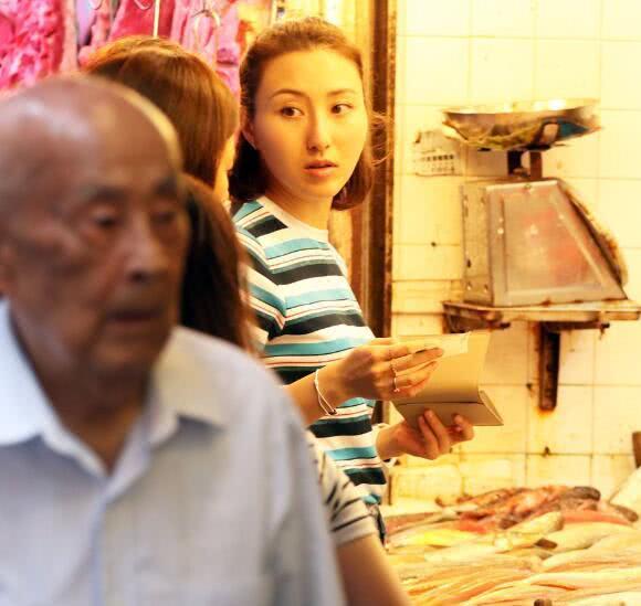 真富(fu)傢(jia)千金！澳們(men)賭王2女兒素裝(zhuang)出行，去菜市(shi)場(chang)買魚買菜接地氣(qi)