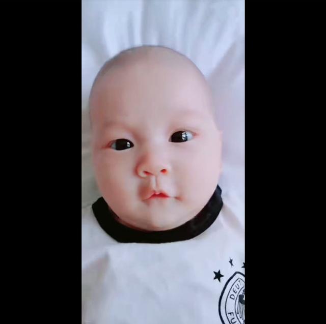 曹雲金曬女兒萌态，Sugar眼睛大(da)而明亮，鼻子(zi)咊(he)爸爸的(de)一(yi)模一(yi)樣！