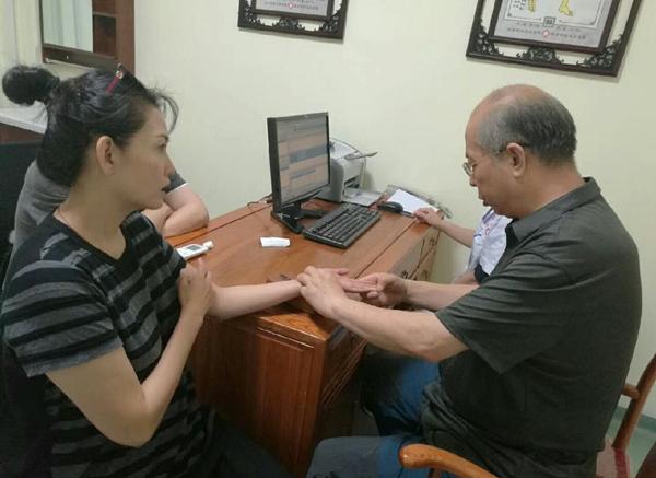 50歲邱淑貞醫(yī)院看病被網友偶遇，臉蛋依然女神，身材(cai)卻不忍直視