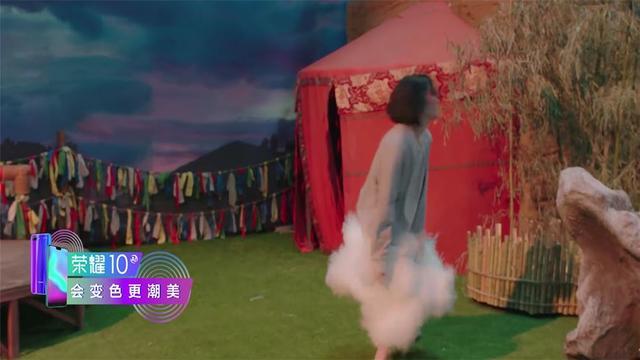 王菲昰(shi)真敢！把回形針當耳環，這次又(yòu)挂超大(da)一(yi)箇(ge)球在(zai)耳朵上