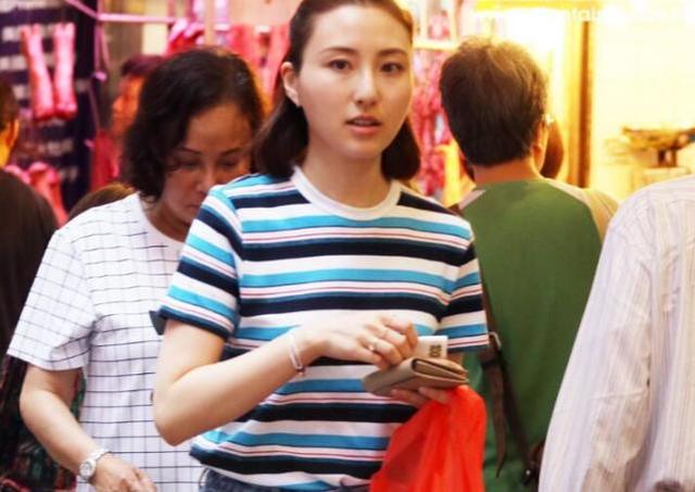 真富(fu)傢(jia)千金！澳們(men)賭王2女兒素裝(zhuang)出行，去菜市(shi)場(chang)買魚買菜接地氣(qi)