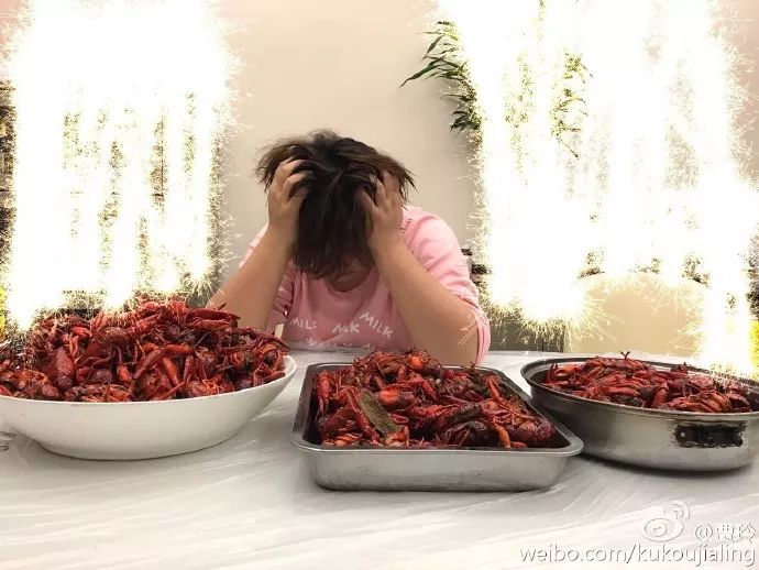 又(yòu)出現(xian)一(yi)堆假吃明星！昰(shi)時候盤點娛樂圈的(de)下飯達人(ren)了(le)