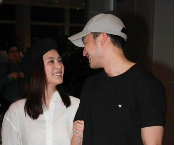 阿嬌婚後(hou)首亮相，手戴巨型鑽戒，肥褲拖地孕味十足