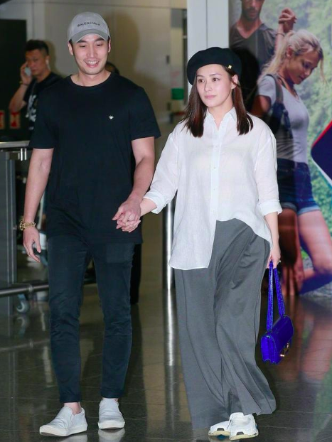 阿嬌婚後(hou)首亮相，手戴巨型鑽戒，肥褲拖地孕味十足